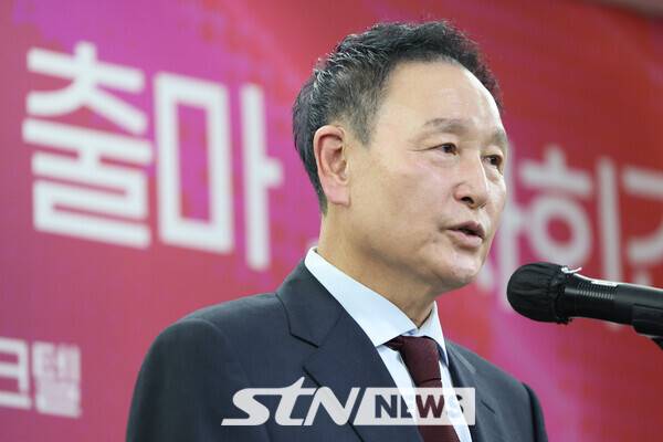 허정무 전 프로축구 K리그1 대전하나시티즌 이사장이 25일 오후 서울 송파구 올림픽파크텔에서 열린 대한축구협회장 선거 출마 기자회견에서 발언하고 있다. 사진┃뉴시스