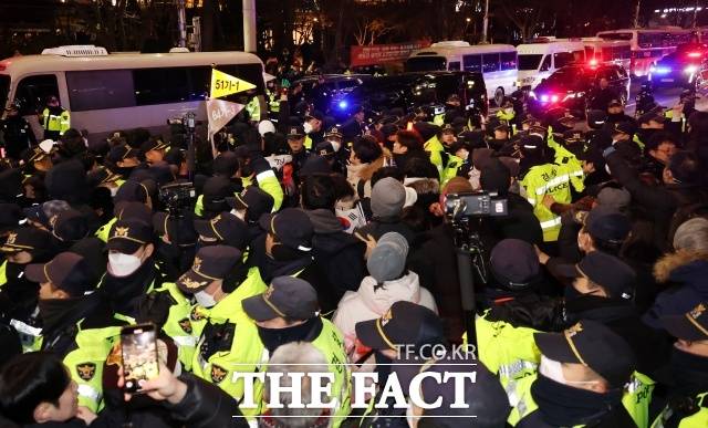 서울서부지법 폭동 사태를 수사하고 있는 경찰이 전광훈 사랑제일교회 목사와 극우 유튜버들 수사에 본격 착수했다. 경찰은 이들이 윤석열 대통령 지지자들의 법원 습격을 주도하거나 선동했는지를 밝히는 데 수사력을 집중하고 있다.사진은 지난 18일 서울서부지법 앞에서 윤 대통령 지지자들이 경찰과 몸싸움을 벌이고 있는 모습. 사진=공동취재