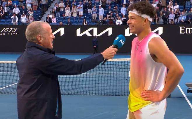 4강 진출을 확정지은 후 온코트 인터뷰를 하고 있는 벤 쉘튼