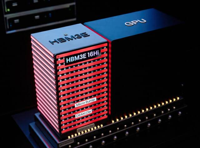 SK그룹 CES 2025 전시관에 전시된 SK하이닉스의 HBM3E 16단 제품(사진=SK하이닉스 뉴스룸)