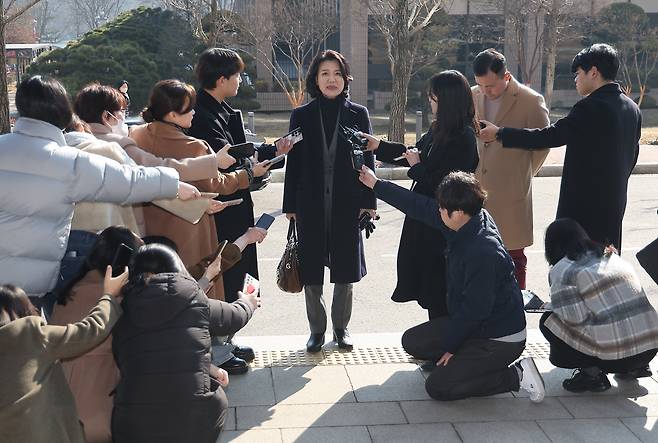 헌재의 탄핵안 기각으로 직무에 복귀한 이진숙 방송통신위원장이 23일 경기 과천시 방송통신위원회에 출근하며 취재진의 질문에 답하고 있다. 연합뉴스