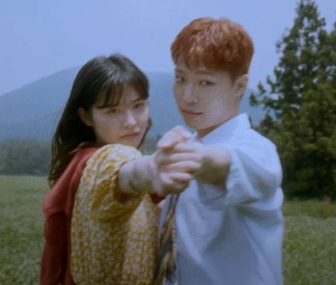 ‘춤’ 뮤직비디오 속 이찬혁, 하지수의 모습. /유튜브