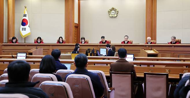 문형배 헌법재판소장 직무대행을 비롯한 헌법재판관들이 23일 서울 종로구 헌법재판소에서 열린 이진숙 방송통신위원회 위원장 탄핵심판사건 선고기일에 자리하고 있다./뉴시스