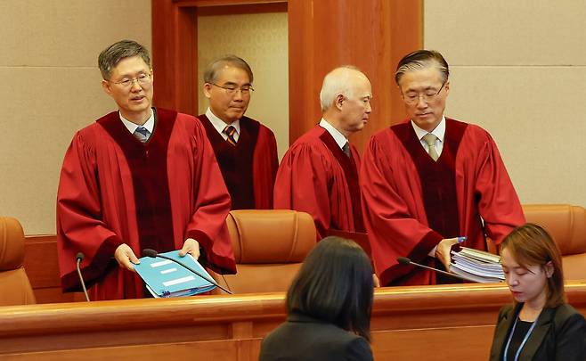 문형배 헌법재판소장 권한대행 등 재판관들이 23일 서울 종로구 헌법재판소에서 열린 이진숙 방송통신위원회 위원장 탄핵심판 선고를 위해 심판정에 입장하고 있다./뉴스1