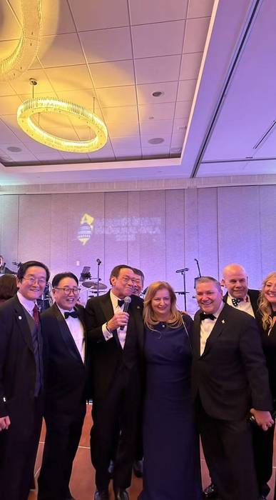 제47대 미국 대통령 도널드 트럼프 취임식에 참석한 유준상 한국정보기술연구원장이 미국 공화당 인사들과 함께 기념촬영을 하고 있다. 유준상 원장(왼쪽에서 두번째), 김회창 공화당필승한인팀 총회장(왼쪽에서 첫번째)(제공:한국정보기술연구원)