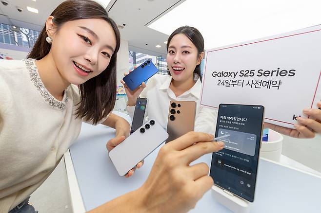 모델들이 KT '갤럭시 S25 시리즈' 사전 예약을 소개하고 있다.