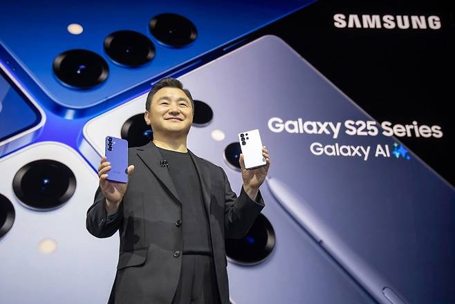 노태문 삼성전자 모바일(MX)사업부장(사장)이 22일(현지시간) 미국 새너제이 SAP센터에서 개최된 '갤럭시 언팩 2025' 행사에서 '갤럭시 S25 시리즈'를 손에 들어 보이고 있다. 삼성전자 제공
