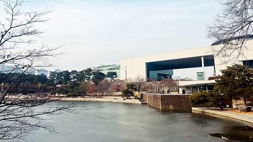 거울못에서 바라본 국립중앙박물관