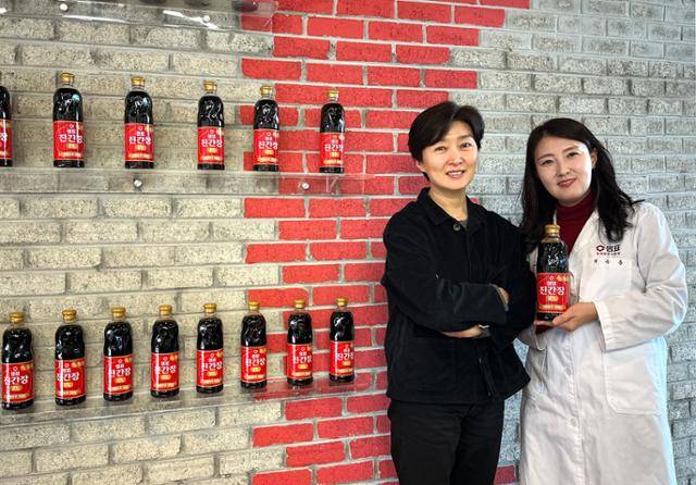 20일 충북 오송읍에 위치한 샘표 우리발효연구중심에서 만난 이주희(왼쪽) 샘표 마케팅 1실장과 백은종 우리발효연구중심 발효1팀장이 신제품 진간장 골드를 들고 있다. 오송=박경담 기자