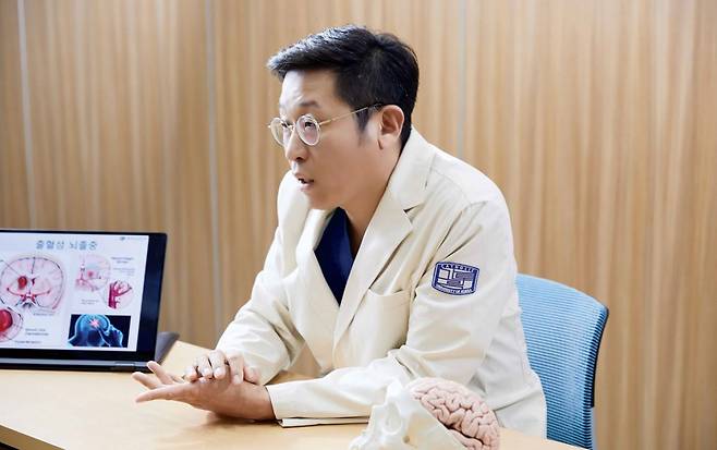 성빈센트병원 신경외과 이동훈 교수가 뇌졸중에 관해 설명하고 있다./사진=신지호 기자