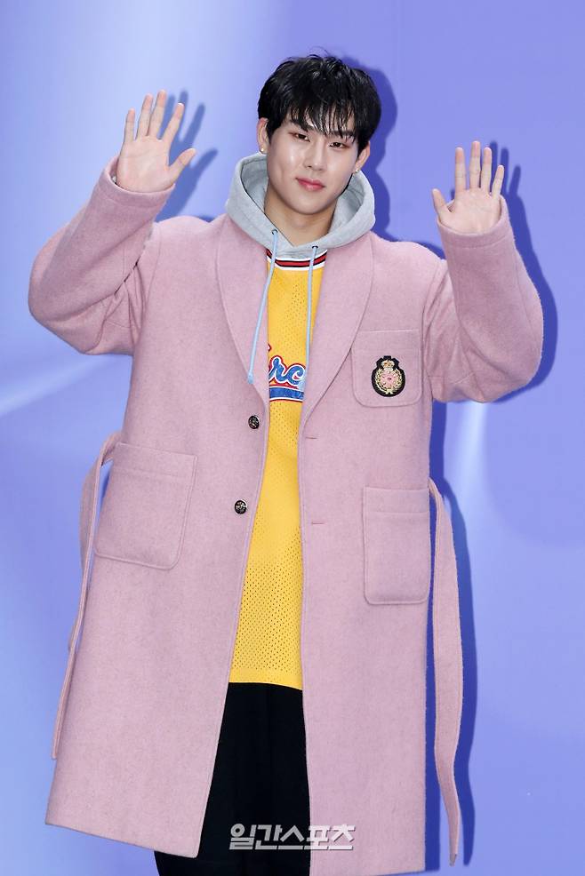 "2023 S/S 서울패션위크가 14일 오후 서울 중구 동대문디자인플라자(DDP)에서 열렸다. 이날 고태용 디자이너의 비욘드클로젯(Beyond Closet) 쇼에 참석한 그룹 몬스타엑스의 주헌이 포토타임을 갖고 있다. 서병수 기자 qudtn@edaily.co.kr /2022.10.14."