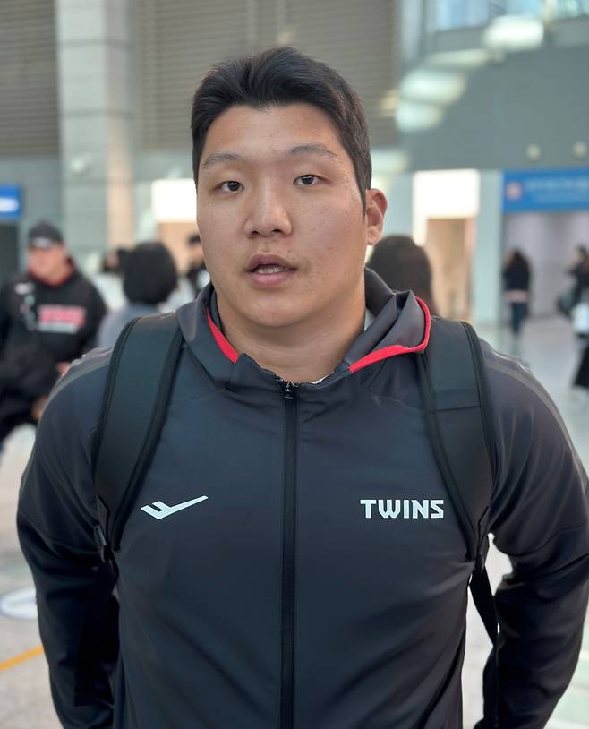 문보경이 23일 인천공항에서 취재진과 인터뷰를 하고 있다. 인천공항=이형석 기자