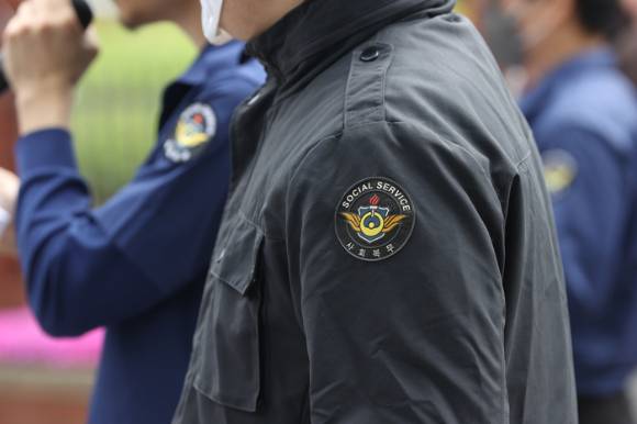 서울시가 시·산하기관 소속 사회복무요원의 복무 실태를 전수조사한 결과 복무 관리 규정을 위반한 7명을 경찰에 고발했다. 사진은 지난해 4월 서울 영등포구 서울지방병무청 앞에서 열린 '제1회 사회복무요원 노동자의 날 선언 기자간담회'에서 참석자들이 현장 증언을 하는 모습. [사진=연합뉴스]