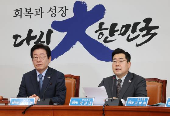 22일 더불어민주당 최고위원회의에 이재명 대표(왼쪽)와 박찬대 원내대표가 참석하고 있다. 연합뉴스
