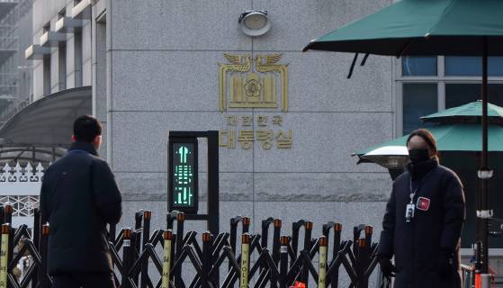 고위공직자범죄수사처(공수처)가 윤석열 대통령의 비화폰 서버 등을 확보하기 위해 대통령실과 관저 등에 대해 압수수색 시도에 나선 지난 22일 오후 서울 용산구 대통령실 앞에서 관계자들이 이동하고 있다. 대통령실사진기자단