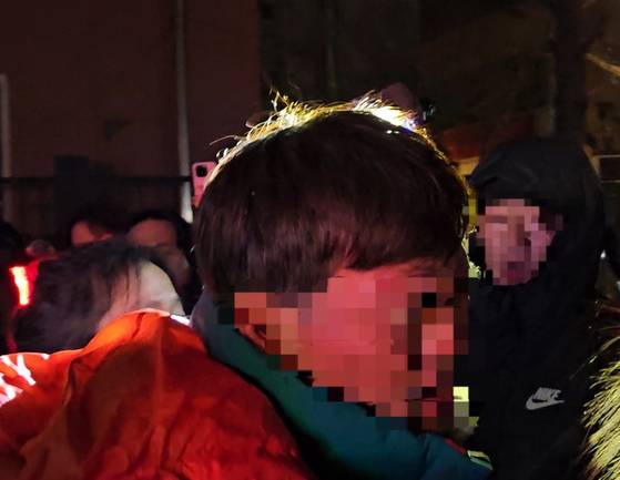 19일 오전 서울서부지법 후문에서 윤석열 대통령 지지자들이 한 시민에게 ″프락치″라고 외치며 폭행하고 위협했다. 이영근 기자