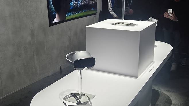 22일(현지시간) 미국 새너제이 SAP센터에서 열린 '갤럭시 언팩 2025' 행사에서 처음 일반에 공개된 구글과의 합작 XR 헤드셋 '프로젝트 무한' 시제품.  /송영찬 특파원