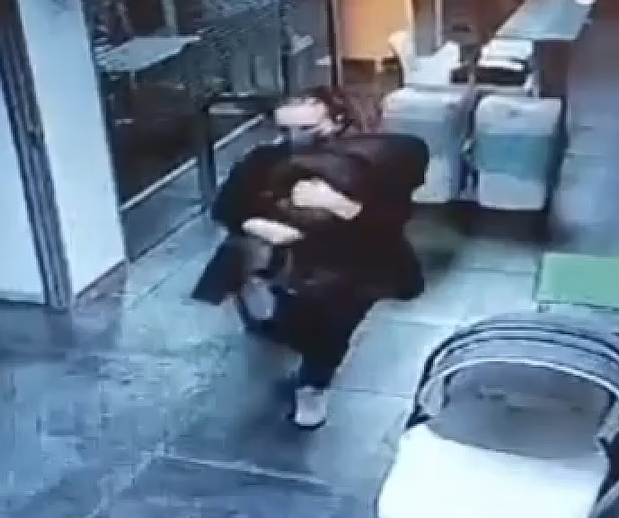 이탈리아 남부 도시 코센차에 있는 산부인과 병원에서 21일(현지시간) 생후 하루 된 여자 아기가 납치됐다. 엑스·데일리메일