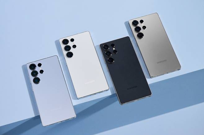 갤럭시 S25 울트라 모델. 왼쪽부터 실버블루, 화이트실버, 블랙, 그레이 색상. 삼성전자 제공&nbsp;