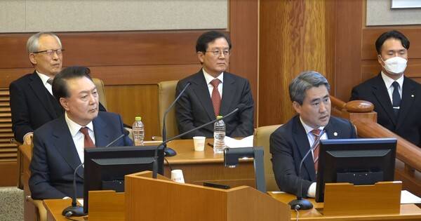 ▲23일 윤석열 대통령 탄핵심판 변론기일에 김용현 전 장관의 증인신문을 지켜보고 있는 윤 대통령.사진=헌재변론영상