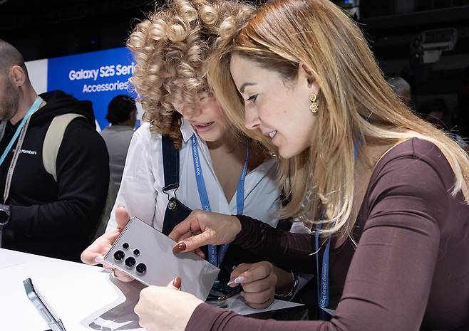 22일(현지시간) 미국 새너제이에 위치한 ‘SAP센터’에서 개최된 상반기 ‘갤럭시 언팩 2025’에서 관람객이 ‘갤럭시 S25 시리즈’를 체험하는 모습. [사진출처 = 삼성전자]