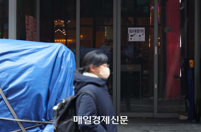 12일 서울 중구 명동 상점가에 폐점을 알리는 임대문의 안내문이 붙어 있다. 2025.1.12 [한주형 기자]