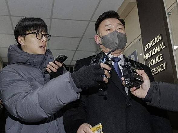 이광우 대통령경호처 경호본부장이 지난 18일 오전 경찰 국가수사본부 특별수사단(특수단)에 출석하다 취재진 질문에 답하고 있다. 이 본부장은 지난 3일 고위공직자범죄수사처와 경찰의 윤석열 대통령 체포영장 집행 시도를 저지한 혐의(특수공무집행방해)로 체포영장이 발부된 상태다. [사진 = 연합뉴스]