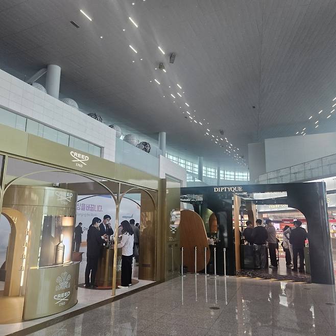 인천국제공항 제2터미널 내 마련된 프랑스 니치 향수 브랜드 '크리드'와 '딥티크'의 팝업 스토어(임시 매장)/사진=조한송 기자