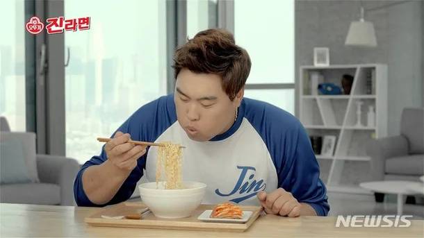 야구선수 류현진의 진라면 광고. /사진제공=뉴시스.