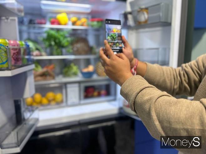 갤럭시 S25 카메라로 냉장고 속을 비추며 "오늘 저녁 뭐 먹을까?"라고 물어보자 AI가 즉시 냉장고 안의 식재료를 분석해 적절한 요리 레시피를 추천해 주었다.사진은 삼성전자 관계자가 갤럭시 S25의 AI기능을 시연해주고 있는 모습. /사진=김성아 기자