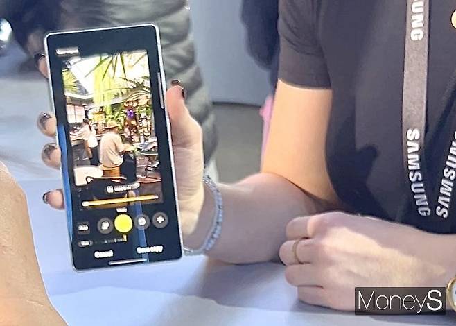 갤럭시 S 시리즈는 이번 S25 모델에서 화질 자체보다 한층 진화한 AI 기반 사진·영상 편집 기능으로 사용자들의 관심을 끈다. 사진은 삼성전자 관계자가 생성형 편집 기능을 설명해주는 모습. /사진=김성아 기자