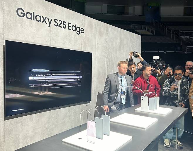 22일(현지시간)  갤럭시 S25 시리즈의 새로운 슬림 모델, '갤럭시 S25 엣지'가 모습을 드러냈다. 사진은 '갤럭시 언팩 2025' 행사장에 전시된 갤럭시 S25 엣지 모습. /사진=김성아 기자