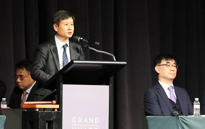 박기덕 고려아연 대표이사가 23일 오후 서울 용산구 그랜드하얏트 서울에서 열린 임시주주총회에서 개회를 선언하고 있다. / 사진=공동취재 /사진=(서울=뉴스1) 민경석 기자