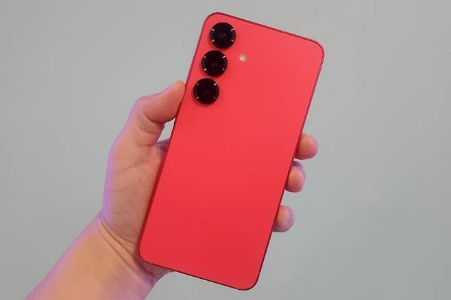 삼성닷컴과 ‘삼성 강남’에서만 구매 가능한 갤럭시 S25 ‘코랄 레드’. [권제인 기자/eyre@]