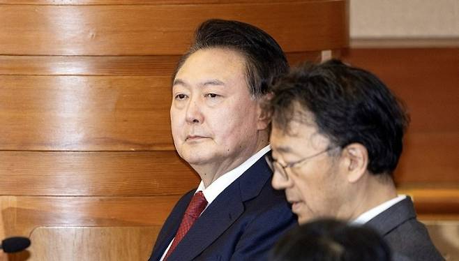 윤석열 대통령이 지난 21일 오후 서울 종로구 헌법재판소에서 열린 탄핵심판 3차 변론에 출석한 모습 [연합]