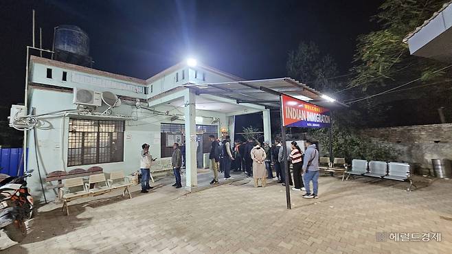 네팔 출입국사무소 모습