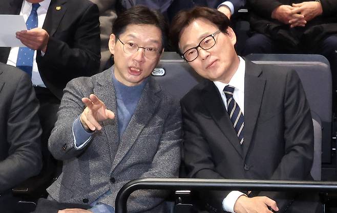 더불어민주당 전 원내대표인 박광온(오른쪽) 일곱번째나라LAB 대표와 김경수 전 경남도지사가 23일 오후 서울 종로구 노무현시민센터에서 열린 ‘일곱번째나라LAB 창립 기념 심포지엄-탄핵너머 다시 만날 민주주의 심포지엄’에서 대화하고 있다. [뉴시스]