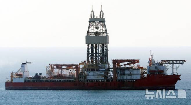 [부산=뉴시스] 하경민 기자 = '대왕고래'로 명명된 동해 심해 가스전 개발 프로젝트와 관련, 첫 시추를 진행할 노르웨이 업체 시드릴사 소속 드릴십인 '웨스트 카펠라호'가 9일 오전 부산 영도구 외항에 정박하고 있다. 2024.12.09. yulnetphoto@newsis.com