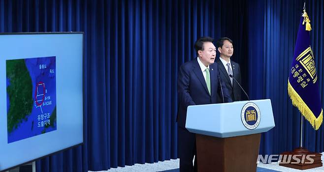 [서울=뉴시스] 최진석 기자 = 윤석열 대통령이 3일 서울 용산 대통령실 브리핑룸에서 첫 국정브리핑을 위해 발언대로 입장하고 있다. 2024.06.03. myjs@newsis.com