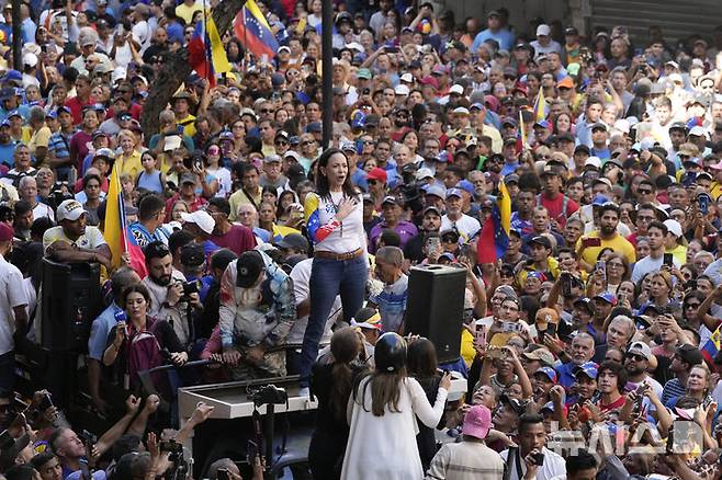 [카라카스=AP/뉴시스] 베네수엘라 야당 지도자 마리아 코리나 마차도가 지난 9일(현지시각) 카라카스에서 니콜라스 마두로 베네수엘라 대통령의 3선 취임식을 하루 앞두고 열린 반대 시위에 참석해 지지자들에게 연설하고 있다. 2025.01.23.