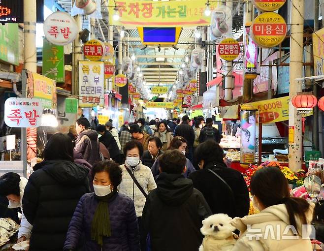 [청주=뉴시스] 서주영 기자 = 설 연휴를 앞두고 온누리상품권 환급행사가 열린 23일 충북 청주시 육거리종합시장이 시민들로 북적이고 있다. 2025.01.23. juyeong@newsis.com
