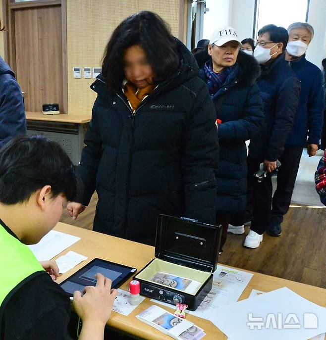 [청주=뉴시스] 서주영 기자 = 설 연휴를 앞두고 온누리상품권 환급행사가 열린 23일 충북 청주시 육거리종합시장 멀티지원센터에서 한 시민이 환급을 받고 있다. 2025.01.23. juyeong@newsis.com