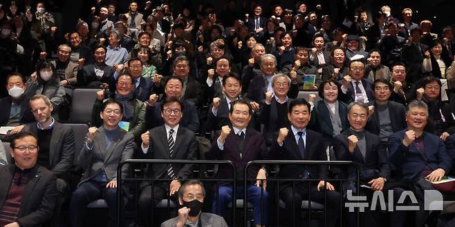 [서울=뉴시스] 추상철 기자 = 더불어민주당 전 원내대표인 박광온 일곱번째나라LAB 대표를 비롯한 참석자가 23일 오후 서울 종로구 노무현시민센터에서 열린 '일곱번째나라LAB 창립 기념 심포지엄-탄핵너머 다시 만날 민주주의 심포지엄'에서 기념촬영을 하고 있다. 앞줄 왼쪽 두번째부터 김경수 전 경남도지사, 박광온 대표, 정세균 전 국무총리, 김진표 전 국회의장. 2025.01.23. scchoo@newsis.com