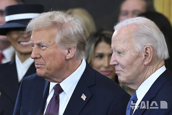 [워싱턴=AP/뉴시스] 도널드 트럼프 미국 대통령과 조 바이든 전 대통령이 지난 20일(현지 시간) 미국 워싱턴 연방의회 의사당 로툰다 홀에서 열린 트럼프 대통령 취임식에 참석해 있다. 2025.01.23.