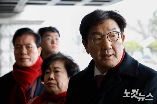 국민의힘 권성동 원내대표와 법사위 소속 여당 의원들이 22일 서울 종로구 헌법재판소에서 헌재에 대통령 권한대행 중 탄핵소추된 한덕수 국무총리 심판 사건의 조속한 처리 등을 요구하며 항의하고 있다. 황진환 기자