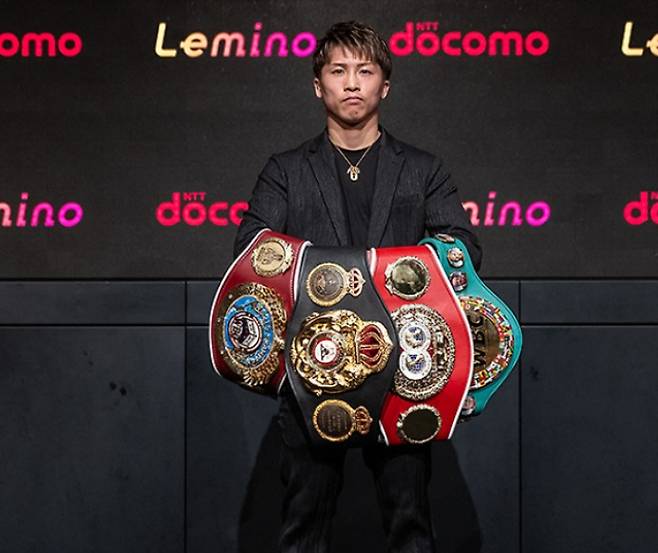이노우에 나오야가 지난해 7월 일본 도쿄 기자회견에서 복싱 메이저 4대 기구의 챔피언 벨트를 들고 촬영을 했다. 연합뉴스