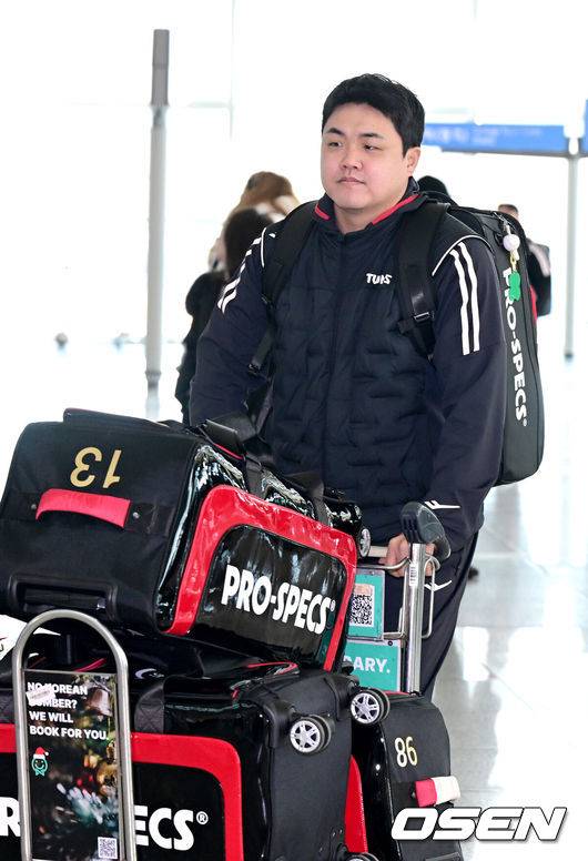 [OSEN=인천공항, 최규한 기자] 프로야구 LG 트윈스가 23일 오전 미국 애리조나에서 열리는 스프링캠프를 위해 인천공항을 통해 출국했다.2025 LG 애리조나 스프링캠프에는 염경엽 감독을 비롯한 코칭스태프 18명, 그리고 주장 박해민을 비롯한 선수 42명이 참가한다. 미국 스프링캠프를 마친 엘지는 오는 2월 24일 일본 오키나와에서 2차 스프링캠프를 펼칠 예정이다.LG에 합류한 장현식이 출국장으로 향하고 있다. 2025.01.23 / dreamer@osen.co.kr