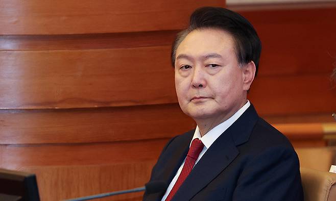 윤석열 대통령이 지난 21일 서울 종로구 헌법재판소 대심판정에서 열린 탄핵심판 3차 변론기일에 참석하고 있다. 뉴시스