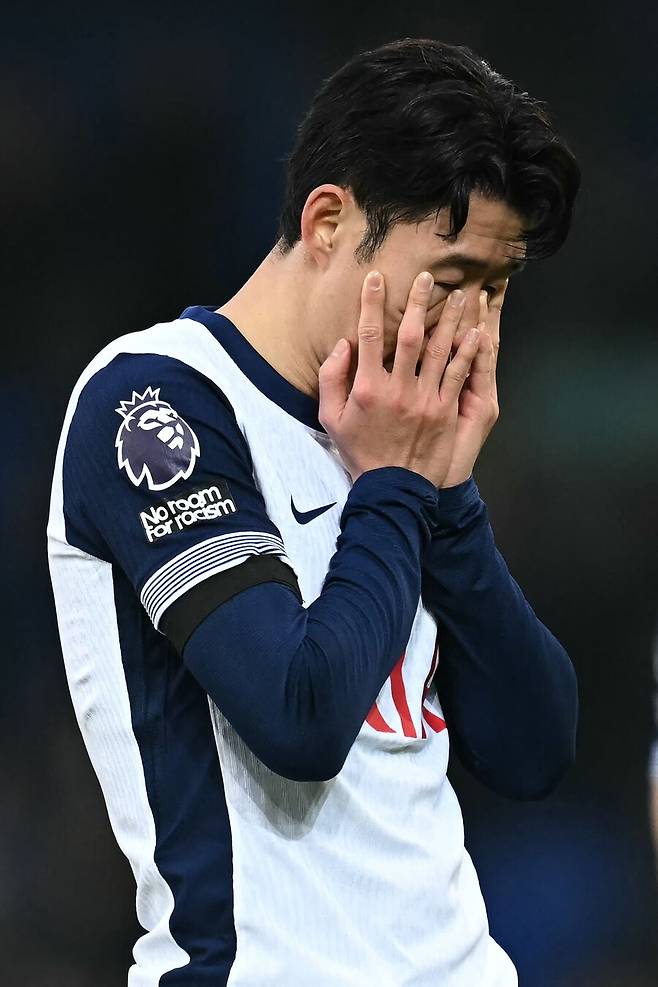 ▲ 토트넘 홋스퍼 주장 손흥민은 최근 널뛰는 팀 경기력에 개인 능력까지 묻히는 역효과로 비판의 중심에 섰다. ⓒ연합뉴스/AFP/REUTERS