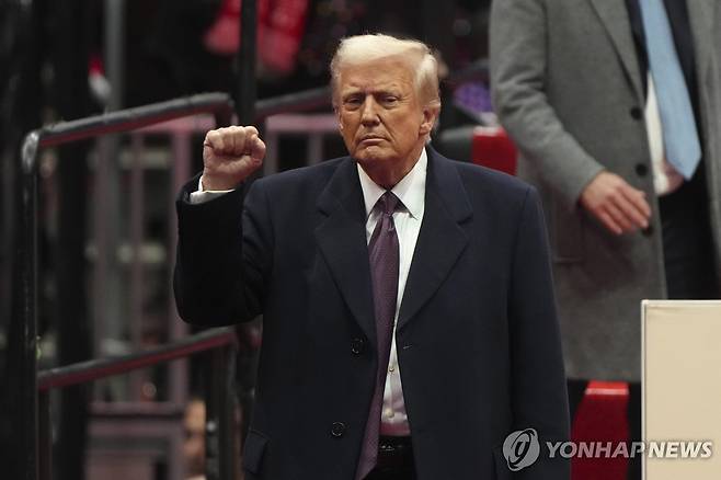 트럼프 취임 20일(현지시간) 미국 워싱턴DC에서 열린 도널드 트럼프 미국 대통령 취임 행사에서 트럼프 대통령이 주먹을 들어 보이고 있다. 2025.01.22
[AP 연합뉴스 자료사진. 재판매 및 DB 금지]
